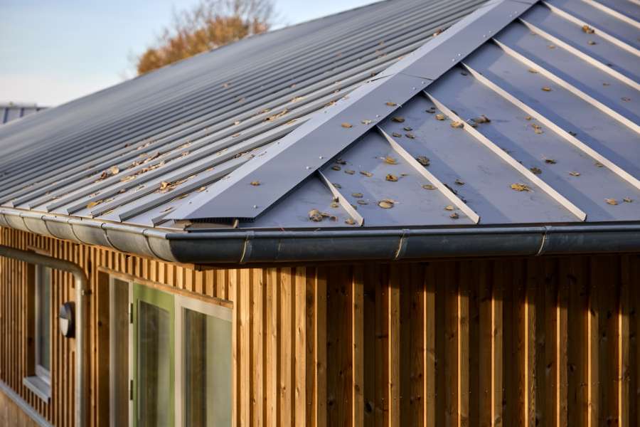 Moderne tagløsning fuldender efterskolebyggeri, Rågelund Efterskole, Rågelundvej 179, 5240 Odense NØ